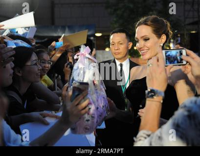 (140623) -- TOKYO, 23 giugno 2014 (Xinhua) -- l'attrice Angelina Jolie sorride durante un evento per i fan prima della première giapponese del film Maleficent a Tokyo, Giappone, 23 giugno 2014. Maleficent sarà mostrato al pubblico in Giappone il 5 luglio 2014. (Xinhua/Stringer)(bxq) JAPAN-TOKYO-MOVIE-MALEFICENT PUBLICATIONxNOTxINxCHN Tokyo 23 giugno 2014 l'attrice di XINHUA Angelina Jolie sorride durante l'evento per i tifosi prima del primo film giapponese Maleficent a Tokyo Giappone 23 giugno 2014 Maleficent sarà mostrato al pubblico in Giappone IL 5 luglio 2014 XINHUA Stringer Japan Movie Maleficent PUBLICATIONx Foto Stock