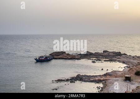 Avventure di pesca: Pescare in una piccola barca in mare in Tunisia, Nord Africa Foto Stock