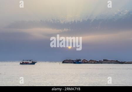 Avventure di pesca: Pescare in una piccola barca in mare in Tunisia, Nord Africa Foto Stock