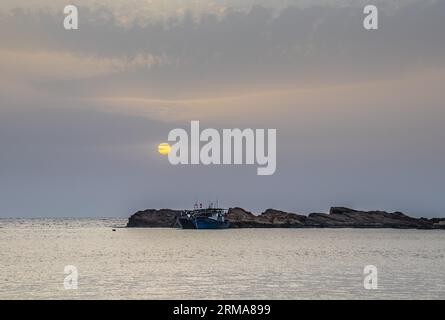 Avventure di pesca: Pescare in una piccola barca in mare in Tunisia, Nord Africa Foto Stock