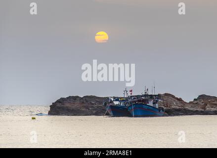 Avventure di pesca: Pescare in una piccola barca in mare in Tunisia, Nord Africa Foto Stock