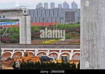 (140625) -- HANGZHOU, 25 giugno 2014 (Xinhua) -- la foto scattata il 6 aprile 2014 mostra il cantiere per le strutture di trasporto nella città di Jinhua, nella provincia di Zhejiang nella Cina orientale. Lo Zhejiang ha visto meno seminativi mentre più terreni da costruire negli ultimi anni, secondo le ultime statistiche pubblicate in occasione della 24a giornata nazionale della terra della Cina, che cade il 25 giugno di ogni anno. La superficie arabile pro capite della provincia si era ridotta a 0,56 mu (0,04 ettari) alla fine del 2009, circa un terzo di quella dell'intera nazione, secondo le statistiche. (Xinhua/Tan Jin) (ry) CHINA-ZHEJI Foto Stock