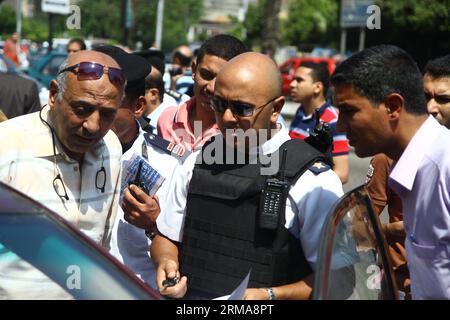 (140625) -- CAIRO, 25 giugno 2014 (Xinhua) -- i poliziotti egiziani ispezionano il sito di un'esplosione di bombe fuori dalla Corte di Heliopolis nel quartiere di Heliopolis del Cairo, Egitto, 25 giugno 2014. Dopo la cacciata del presidente islamista Mohamed Morsi, un'ondata di attacchi ed esplosioni militanti contro il personale di sicurezza e le istituzioni pubbliche è aumentata principalmente nella restiva penisola del Sinai. Ma di recente, gli attacchi si sono insinuati nella capitale e nelle città del Delta. (xinhua/Ahmed Gomaa) (djj) EGITTO-CAIRO-ESPLOSIONE BOMBA PUBLICATIONxNOTxINxCHN Cairo giugno 25 2014 XINHUA poliziotti egiziani ispezionano il sito di una bomba Foto Stock