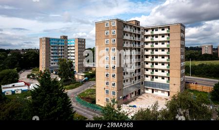 KILLINGBECK, LEEDS, REGNO UNITO - 25 AGOSTO 2023. Edifici a torre abbandonati del 1960 in una tenuta comunale a Killingbeck, Leeds, che sono stati condannati e pronti Foto Stock