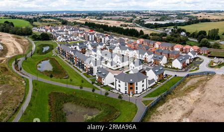 Moderno complesso residenziale alla periferia di Leeds con case in stile contemporaneo e parco Foto Stock