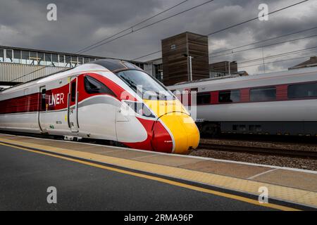 PETERBOROUGH, REGNO UNITO - 18 AGOSTO 2023. Un treno ad alta velocità Hitachi Azuma AT300 Intercity con livrea LNER pronto a partire dal binario di Peterb Foto Stock