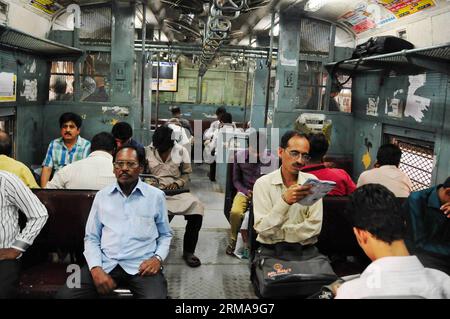I passeggeri aspettano all'interno di una carrozza alla stazione ferroviaria di Victoria a Mumbai, India, il 23 giugno 2014. La rete ferroviaria di Mumbai trasporta fino a 7,24 milioni di passeggeri al giorno, che è considerato il miglior metodo di viaggio per i residenti qui. (Xinhua/Wang Ping) (lyi) INDIA-MUMBAI-TRAINS PUBLICATIONxNOTxINxCHN i passeggeri attendono all'interno di una carrozza ALLA stazione ferroviaria Victoria di Mumbai India 23 giugno 2014 la rete ferroviaria di Mumbai trasporta fino a 7 24 milioni di passeggeri al giorno, considerato il miglior metodo di viaggio per i residenti qui XINHUA Wang Ping lyi India Mumbai treni PUBLICATIONxNOTxI Foto Stock
