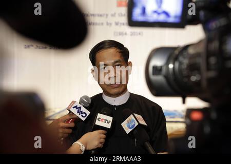 (140628) -- YANGON, 28 giugno 2014 (Xinhua) -- U Ko Ko Hlaing, consigliere politico capo del presidente del Myanmar, parla ai media durante la cerimonia di comemorazione del 60° anniversario dell'annuncio dei cinque principi di convivenza pacifica a Yangon, Myanmar, 28 giugno 2014. Il Ministero degli Esteri del Myanmar ha organizzato una funzione per commemorare il 60° anniversario dei cinque principi di convivenza pacifica, che cade sabato. (Xinhua/U Aung)(bxq) MYANMAR-YANGON-FIVE PRINCIPLES OF PEACE COEXISTENCE-60TH ANNIVERSARY PUBLICATIONxNOTxINxCHN Yangon giugno 28 2014 XINHUA U Ko Ko Hlain Foto Stock