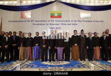 (140628) -- YANGON, 28 giugno 2014 (Xinhua) -- funzionari e ospiti si pongono per una foto di gruppo durante la cerimonia di comemorazione del 60 ° anniversario dell'annuncio dei cinque principi di convivenza pacifica a a Yangon, Myanmar, 28 giugno 2014. Il Ministero degli Esteri del Myanmar ha organizzato una funzione per commemorare il 60° anniversario dei cinque principi di convivenza pacifica, che cade sabato. (Xinhua/U Aung)(bxq) MYANMAR-YANGON-CINQUE PRINCIPI DI CONVIVENZA PACIFICA-60° ANNIVERSARIO PUBLICATIONxNOTxINxCHN Yangon giugno 28 2014 funzionari e ospiti di XINHUA posano per una foto di gruppo Foto Stock