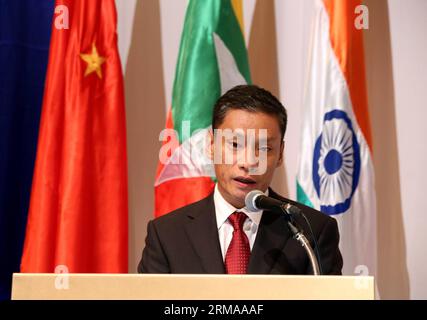 (140628) -- YANGON, 28 giugno 2014 (Xinhua) -- Chen Chen, Charge d Affaires of the Chinese Embassy in Myanmar, parla durante la cerimonia di commemorazione del 60° anniversario dell'annuncio dei cinque principi di convivenza pacifica a Yangon, Myanmar, 28 giugno 2014. Il Ministero degli Esteri del Myanmar ha organizzato una funzione per commemorare il 60° anniversario dei cinque principi di convivenza pacifica, che cade sabato. (Xinhua/U Aung)(bxq) MYANMAR-YANGON-FIVE PRINCIPLES OF PEACE COEXISTENCE-60TH ANNIVERSARY PUBLICATIONxNOTxINxCHN Yangon giugno 28 2014 XINHUA Chen Chen Charge D Foto Stock