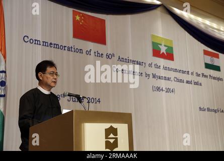 (140628) -- YANGON, 28 giugno 2014 (Xinhua) -- il Vice Ministro degli affari Esteri del Myanmar U Thant Kyaw interviene durante la cerimonia di comemorazione del 60° anniversario dell'annuncio dei cinque principi di convivenza pacifica a Yangon, Myanmar, 28 giugno 2014. Il Ministero degli Esteri del Myanmar ha organizzato una funzione per commemorare il 60° anniversario dei cinque principi di convivenza pacifica, che cade sabato. (Xinhua/U Aung)(bxq) MYANMAR-YANGON-CINQUE PRINCIPI DI COESISTENZA PACIFICA-60° ANNIVERSARIO PUBLICATIONxNOTxINxCHN Yangon giugno 28 2014 XINHUA Myanmar vice ministri del Foto Stock