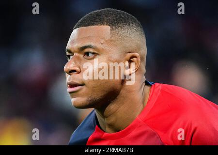 Parigi, Francia. 26 agosto 2023. Kylian Mbappe del PSG guarda avanti durante la partita di Ligue 1 Uber Eats tra Paris Saint-Germain e RC Lens disputata al Parc des Princes Stadium il 26 agosto a Parigi, in Francia. (Foto di Matthieu Mirville/PRESSINPHOTO) crediti: PRESSINPHOTO SPORTS AGENCY/Alamy Live News Foto Stock