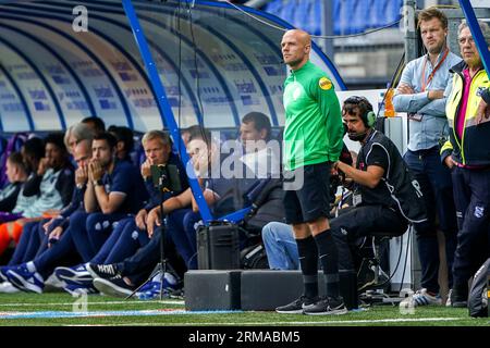 Heerenveen, Paesi Bassi. 27 agosto 2023. HEERENVEEN, PAESI BASSI - AGOSTO 27: 4° Official Kevin Places durante la partita olandese Eredivisie tra sc Heerenveen e Sparta Rotterdam all'Abe Lenstra Stadion il 27 agosto 2023 a Heerenveen, Paesi Bassi. (Foto di Andre Weening/Orange Pictures) credito: Orange Pics BV/Alamy Live News Foto Stock