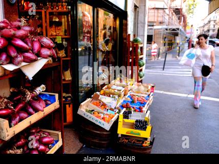 (140630) -- ROMA, 30 giugno 2014 (Xinhua) -- Un residente passa accanto a una bancarella di frutta e verdura a Roma, Italia, il 30 giugno 2014. I dati dell'agenzia nazionale italiana di statistiche Istat hanno mostrato che l'inflazione in Italia è stata del 0,3% a giugno, il record più basso dall'ottobre 2009. Il basso tasso di inflazione che indica una domanda interna molto debole ha innescato preoccupazioni a livello nazionale sull'economia italiana. (Xinhua/Xu Nizhi) ITALIA-ROMA-INFLAZIONE-BASSA PUBLICATIONxNOTxINxCHN Roma giugno 30 2014 XINHUA a Resident Pass by a Fruit and Vegetable Stable in Roma Italia IL giugno 30 2014 dati dell'Agenzia nazionale di statistica italiana showe Foto Stock