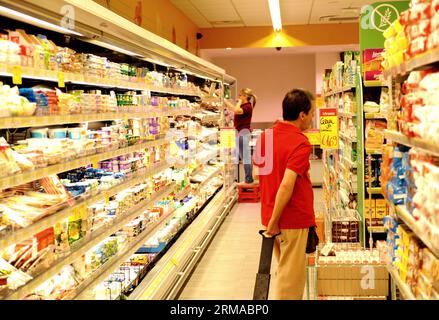 (140630) -- ROMA, 30 giugno 2014 (Xinhua) -- i clienti acquistano cibo in un supermercato a Roma, Italia, il 30 giugno 2014. I dati dell'agenzia nazionale italiana di statistiche Istat hanno mostrato che l'inflazione in Italia è stata del 0,3% a giugno, il record più basso dall'ottobre 2009. Il basso tasso di inflazione che indica una domanda interna molto debole ha scatenato preoccupazioni a livello nazionale sull'economia italiana. (Xinhua/Xu Nizhi) ITALIA-ROMA-INFLAZIONE-LOW PUBLICATIONxNOTxINxCHN Roma giugno 30 2014 i clienti XINHUA acquistano cibo in un supermercato a Roma Italia IL giugno 30 2014 i dati dell'Agenzia nazionale di statistica italiana hanno mostrato l'inflazione Thatcher in i Foto Stock