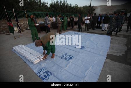 (140701) -- KABUL, 30 giugno 2014 (Xinhua) -- i lavoratori dei comuni afghani preparano il cibo prima di distribuire alle persone per rompere il digiuno durante il mese sacro del Ramadan a Kabul, Afghanistan, 30 giugno 2014. I lavoratori delle municipalità afghane distribuiscono cibo a oltre 5.000 poveri durante il mese sacro del Ramadan. (Xinhua/Ahmad Massoud) AFGHANISTAN-KABUL-RAMADAN PUBLICATIONxNOTxINxCHN Kabul giugno 30 2014 i lavoratori del comune afghano di XINHUA preparano il cibo prima di distribuire alle celebrità di rompere il loro quasi durante il mese Santo del Ramadan a Kabul Afghanistan giugno 30 2014 comune afghano Worke Foto Stock