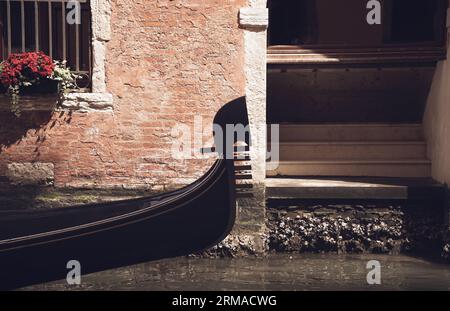 Primo piano con un giro in gondola tradizionale sul canale d'acqua di Venezia, Italia Foto Stock