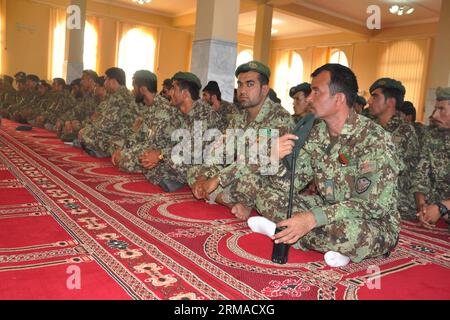 (140702) -- JAWZJAN, 2 luglio 2014 (Xinhua) -- i soldati dell'esercito nazionale afghano partecipano alla preghiera in una moschea durante il mese santo del Ramadan nella provincia di Jawzjan, Afghanistan settentrionale, 2 luglio, 2014.(Xinhua/Arui)(zhf) AFGHANISTAN-JAWZJAN-ARMY-PRAYING PUBLICATIONxNOTxINxCHN 2 luglio 2014 i soldati dell'esercito nazionale afghano XINHUA assistono alla preghiera in una moschea durante il mese Santo del Ramadan nella provincia dell'Afghanistan settentrionale 2 luglio 2014 XINHUA Afghanistan Army Praying PUBLICATIONXNOTXINXCHN Foto Stock