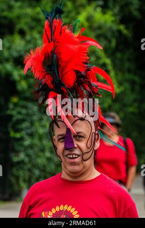 Londra, Regno Unito. 27 agosto 2023. La domenica del Carnevale di Notting Hill, tradizionalmente giorno dei bambini. L'evento annuale per le strade del Royal Borough di Kensington e Chelsea, durante il fine settimana festivo di agosto. È guidato da membri della comunità britannica delle Indie occidentali e attrae circa un milione di persone all'anno, rendendolo uno dei più grandi festival di strada del mondo. Crediti: Guy Bell/Alamy Live News Foto Stock