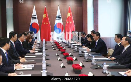 (140704) - SEOUL, 4 luglio 2014 (Xinhua) - il presidente cinese Xi Jinping (3rd R) incontra il primo ministro sudcoreano Chung Hong-won (4th L) a Seul, capitale della Corea del Sud, 4 luglio 2014. (Xinhua/Xie Huanchi) (zkr) COREA DEL SUD-CINA-XI JINPING-CHUNG HONG-WON-MEETING PUBLICATIONxNOTxINxCHN Seul 4 luglio 2014 XINHUA il presidente cinese Xi Jinping 3rd r incontra i primi ministri sudcoreani Chung Hong Won 4th l a Seoul capitale della Corea del Sud 4 luglio 2014 XINHUA Xie Huanchi CCR Corea del Sud Cina Xi Jinping Chung Hong won Meeting PUBLICATIONxNOTxINxCHN Foto Stock