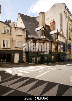 Scena di strada, centro di Angers, Angers, Francia Foto Stock