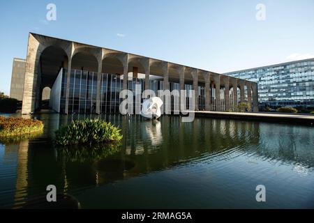 La foto scattata il 7 luglio 2014 mostra la vista generale del Palazzo Itamarty, a Brasilia, Brasile. Il palazzo fu inaugurato il 21 aprile 1970 e fu progettato dall'architetto brasiliano Oscar Niemeyer e funse da sede del Ministero delle relazioni estere del Brasile. Il Brasile è la sede della Coppa del mondo FIFA Brasile 2014, che si tiene dal 12 giugno al 13 luglio 2014. (Xinhua/Jhon Paz) (SP)BRASILE-BRASILIA-WORLD CUP 2014-TOURISM-SERIES PUBLICATIONxNOTxINxCHN foto scattata IL 7 luglio 2014 mostra la vista generale del Palazzo a Brasilia Brasile il Palazzo che ha inaugurato IL 21 aprile 1970 e che cosa è stato progettato dal brasiliano Foto Stock