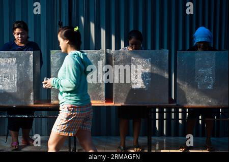 (140709) -- GIACARTA, 9 luglio 2014 (Xinhua) -- le persone hanno votato in un'area elettorale a Giacarta, Indonesia, 9 luglio 2014. Gli indonesiani mercoledì sono andati a sondaggi per prendere il loro nuovo presidente per il paese. (Xinhua/Veri Sanovri) INDONESIA-GIACARTA-ELEZIONI PRESIDENZIALI PUBLICATIONxNOTxINxCHN Giacarta 9 luglio 2014 le celebrità di XINHUA si sono votate in una stazione di polling a Giacarta Indonesia 9 luglio 2014 indonesiano mercoledì sono andate a prendere il loro nuovo presidente per il paese XINHUA Veri Indonesia Giacarta ELEZIONI presidenziali PUBLICATIONxNOTxINCHN Foto Stock