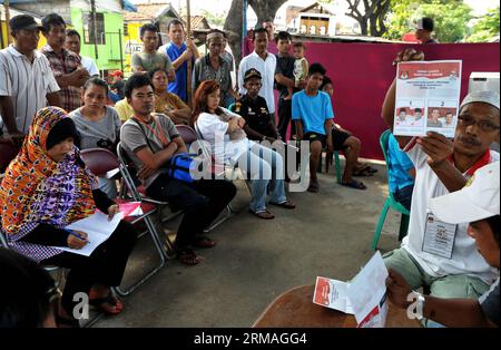 (140709) -- GIACARTA, 9 luglio 2014 (Xinhua) -- i funzionari elettorali controllano le schede elettorali durante il conteggio delle votazioni in un collegio elettorale a Giacarta, Indonesia, 9 luglio 2014. Il risultato di un conteggio rapido dei voti delle elezioni presidenziali indonesiane condotto da diverse agenzie e presentato da diverse stazioni televisive ha indicato una stretta corsa tra due contendenti presidenziali, Joko Widodo e Prabowo Subianto, con circa il 70% dei voti totali raccolti. (Xinhua/Agung Kuncahya B.) INDONESIA-GIACARTA-ELEZIONI PRESIDENZIALI-CONTEGGIO DEI VOTI PUBLICATIONxNOTxINxCHN Giacarta 9 luglio 2014 XINHUA Electora Foto Stock