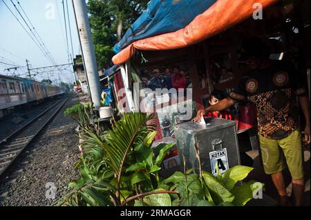 (140709) -- GIACARTA, 9 luglio 2014 (Xinhua) -- Un uomo lancia il suo voto in un collegio elettorale a Giacarta, Indonesia, 9 luglio 2014. Gli indonesiani mercoledì sono andati a sondaggi per prendere il loro nuovo presidente per il paese. (Xinhua/Veri Sanovri) INDONESIA-GIACARTA-ELEZIONI PRESIDENZIALI PUBLICATIONxNOTxINxCHN Giacarta 9 luglio 2014 XINHUA a Man pronuncia il suo voto IN una stazione di polling a Giacarta Indonesia 9 luglio 2014 indonesiano mercoledì si è recato ALLE urne per prendere il loro nuovo presidente per il paese XINHUA Veri Indonesia Giacarta ELEZIONI presidenziali PUBLICATIONXNOTXINXCHN Foto Stock