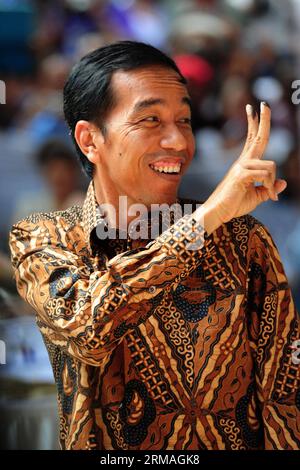 (140709) -- GIACARTA, 9 luglio 2014 (Xinhua) -- candidato presidenziale del Partito Democratico Indonesiano della lotta (PDI-P) Joko Widodo mostra le sue dita inchiostrate dopo aver espresso il suo voto in una sede elettorale a Giacarta, Indonesia, 9 luglio 2014. L'Indonesia ha tenuto le elezioni presidenziali mercoledì. (Xinhua/Zulkarnain) INDONESIA-GIACARTA-ELEZIONI PRESIDENZIALI PUBLICATIONxNOTxINxCHN Giacarta 9 luglio 2014 XINHUA candidato presidenziale del Partito Democratico Indonesiano della lotta PDI P Joko Widodo mostra le sue dita inchiostrate dopo aver espresso il suo VOTO IN una stazione di raccolta a Giacarta Indonesia 9 luglio 2014 indonesiani Foto Stock