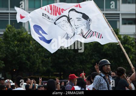 (140709) -- GIACARTA, 9 luglio 2014 (Xinhua) -- i sostenitori del candidato presidenziale Joko Widodo e del suo compagno di corsa Jusuf Kalla partecipano a una manifestazione per celebrare la vittoria alle elezioni presidenziali dopo un rapido conteggio a Giacarta, Indonesia, 9 luglio 2014. Entrambe le speranze presidenziali in corso nelle elezioni in Indonesia hanno rivendicato vittorie mercoledì a seguito di pubblicazioni di diversi risultati di conteggio rapido. (Xinhua/Veri Sanovri) (lyi) INDONESIA-GIACARTA-ELEZIONI PRESIDENZIALI PUBLICATIONxNOTxINxCHN Giacarta 9 luglio 2014 XINHUA sostenitori del candidato presidenziale Joko Widodo e del suo compagno DI CORSA Jusuf Kalla Foto Stock