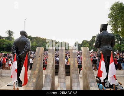 (140709) -- GIACARTA, 9 luglio 2014 (Xinhua) -- la gente si riunisce in una piazza dopo le elezioni presidenziali a Giacarta, Indonesia, 9 luglio 2014. Entrambe le speranze presidenziali in corso nelle elezioni in Indonesia hanno rivendicato vittorie mercoledì a seguito di pubblicazioni di diversi risultati di conteggio rapido. (Xinhua/He Changshan)(bxq) INDONESIA-GIACARTA-ELEZIONI PRESIDENZIALI PUBLICATIONxNOTxINxCHN Giacarta 9 luglio 2014 le celebrità di XINHUA si riuniscono IN una piazza dopo le ELEZIONI presidenziali a Giacarta Indonesia 9 luglio 2014 entrambe le speranze presidenziali CHE SI CANDIDANO ALLE ELEZIONI indonesiane hanno rivendicato le vittorie IL seguito di mercoledì Foto Stock