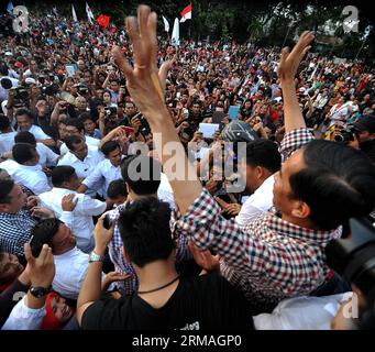 (140709) -- GIACARTA, 9 luglio 2014 (Xinhua) -- candidato presidenziale indonesiano del Partito Democratico Indonesiano della lotta (PDIP) Joko Widodo lancia le mani ai suoi sostenitori dopo i risultati dei conti rapidi a Giacarta, Indonesia, 9 luglio 2014. Entrambe le speranze presidenziali in corso nelle elezioni indonesiane hanno rivendicato vittorie nelle elezioni presidenziali sulla base dei risultati di conteggi rapidi condotti da varie agenzie di sondaggi pubblicati sui media, che contraddicono l'un l'altro. (Xinhua/Agung Kuncahya B.) (lyi) INDONESIA-JAKARTA-ELECTION-PDIP PUBLICATIONxNOTxINxCHN Giacarta 9 luglio 2014 XINHUA Indo Foto Stock