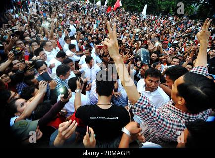 (140709) -- GIACARTA, 9 luglio 2014 (Xinhua) -- candidato presidenziale indonesiano del Partito Democratico Indonesiano della lotta (PDIP) Joko Widodo lancia le mani ai suoi sostenitori dopo i risultati dei conti rapidi a Giacarta, Indonesia, 9 luglio 2014. Entrambe le speranze presidenziali in corso nelle elezioni indonesiane hanno rivendicato vittorie nelle elezioni presidenziali sulla base dei risultati di conteggi rapidi condotti da varie agenzie di sondaggi pubblicati sui media, che contraddicono l'un l'altro. (Xinhua/Agung Kuncahya B.) (lyi) INDONESIA-JAKARTA-ELECTION-PDIP PUBLICATIONxNOTxINxCHN Giacarta 9 luglio 2014 XINHUA Indo Foto Stock