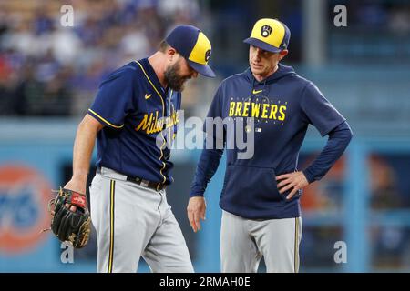 Craig Counsell, manager dei Milwaukee Brewers, a destra, parla con il lanciatore titolare Wade Miley (20) durante una partita di stagione regolare tra i Milwaukee Brewers e i Los Angeles Dodgers, martedì 16 agosto 2023 a Los Angeles, CA. (Brandon Sloter/Image of Sport) Foto Stock