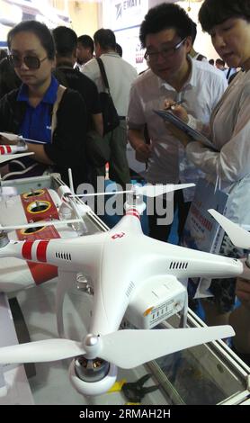 (140710) -- PECHINO, 10 luglio 2014 (Xinhua) -- i visitatori vedono un veicolo aereo senza equipaggio (UAV) esposto in un UAV Show a Pechino, capitale della Cina, 10 luglio 2014. (Xinhua/li Mingfang) (ry) CHINA-BEIJING-UNMANNED AERIAL VEHICLE-SHOW (CN) PUBLICATIONxNOTxINxCHN Pechino 10 luglio 2014 XINHUA Visitors View to Unmanned Aerial Vehicle UAV in mostra a UAV Show a Pechino capitale della Cina 10 luglio 2014 XINHUA Left Mingfang Ry China Beijing Unmanned Aerial Vehicle Show CN PUBLICAONTIONXINXINTXINCHN Foto Stock