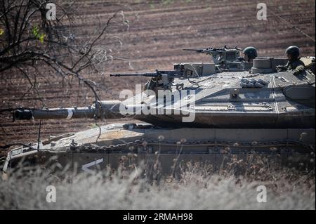 (140710) -- FRONTIERA DI GAZA, 10 luglio 2014 (Xinhua) -- i soldati israeliani guidano un carro armato in una posizione vicino al confine tra Israele e Striscia di Gaza, il 10 luglio 2014. Mercoledì il primo ministro israeliano Benjamin Netanyahu ha affermato che Israele intensificherà ulteriormente la sua attuale campagna contro Hamas nella Striscia di Gaza, secondo una dichiarazione del suo ufficio. L'IDF è preparato per tutti gli scenari, ha detto il primo ministro, forse alludendo a un'operazione a terra nella striscia. Martedì, il governo israeliano ha approvato la bozza di 40.000 soldati di riserva israeliani, parte dei quali sono già stati reclutati mentre o Foto Stock