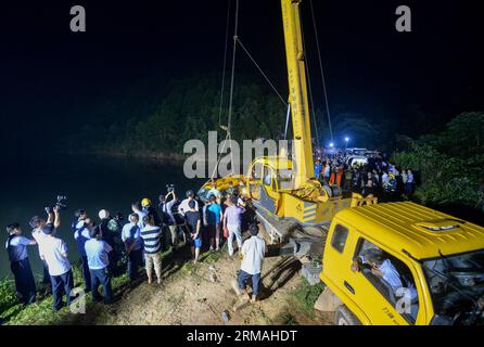 (140711) -- CHANGSHA, 11 luglio 2014 (Xinhua) -- Un autobus per l'asilo viene trainato da uno stagno nel villaggio montuoso di Ganzi nel distretto Yuelu di Changsha, capitale della provincia di Hunan della Cina centrale, 11 luglio 2014. Tutte le 11 persone a bordo, ossia otto bambini dell'asilo, due insegnanti e l'autista, sono morte dopo che il minivan è caduto nello stagno giovedì pomeriggio. L'autobus stava quindi portando i bambini a casa dall'asilo Lelewang al villaggio di Jinqiao nella città di Xiangtan, adiacente a Changsha. (Xinhua/Bai Yu) (ry) HUNAN-CHANGSHA-KINDERGARTEN MINIVAN-INCIDENTE (CN) PUBLICATIONxNOTxINx Foto Stock