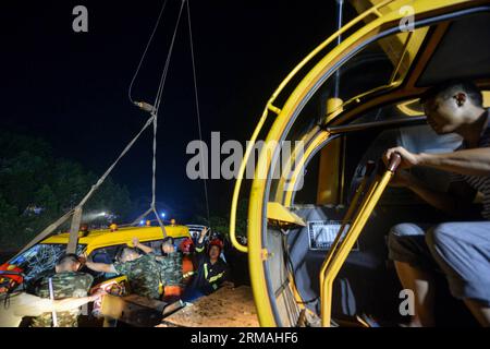 (140711) -- CHANGSHA, 11 luglio 2014 (Xinhua) -- Un autobus per l'asilo viene trainato da uno stagno nel villaggio montuoso di Ganzi nel distretto Yuelu di Changsha, capitale della provincia di Hunan della Cina centrale, 11 luglio 2014. Tutte le 11 persone a bordo, ossia otto bambini dell'asilo, due insegnanti e l'autista, sono morte dopo che il minivan è caduto nello stagno giovedì pomeriggio. L'autobus stava quindi portando i bambini a casa dall'asilo Lelewang al villaggio di Jinqiao nella città di Xiangtan, adiacente a Changsha. (Xinhua/Bai Yu) (ry) HUNAN-CHANGSHA-KINDERGARTEN MINIVAN-INCIDENTE (CN) PUBLICATIONxNOTxINx Foto Stock