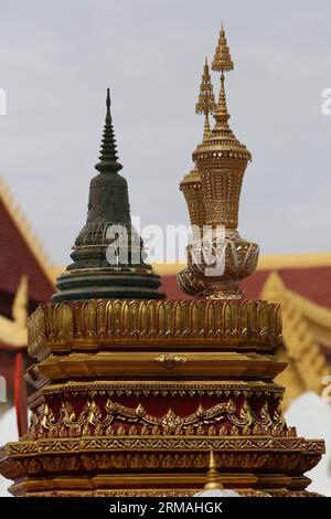 (140711) -- PHNOM PENH, 11 luglio 2014 (Xinhua) -- tre urne in oro e marmo tempestate di diamanti contenenti le ceneri del re cambogiano Sihanouk sono marciate per le strade di Phnom Penh, Cambogia, 11 luglio 2014. Migliaia di persone hanno partecipato a una processione religiosa il venerdì mattina per custodire i resti del più venerato re della Cambogia padre Norodom Sihanouk, morto di malattia a Pechino nel 2012. (Xinhua/Phearum) CAMBODIA-PHNOM PENH-SIHANOUK-PARADE PUBLICATIONxNOTxINxCHN Phnom Penh 11 luglio 2014 XINHUA tre diamanti borchiate di urne d'oro e di marmo contenenti il defunto re cambogiano Sihanouk Foto Stock