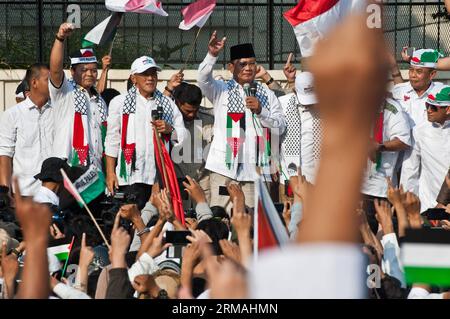(140711) -- GIACARTA, 11 luglio 2014 (Xinhua) -- il candidato presidenziale indonesiano Prabowo Subianto (C) partecipa al raduno di solidarietà per la Palestina a sostegno della Palestina a Giacarta, Indonesia, 11 luglio 2014. (Xinhua/VeriSanovri) INDONESIA-GIACARTA-RALLY PUBLICATIONxNOTxINxCHN Giacarta 11 luglio 2014 XINHUA candidato presidenziale indonesiano Prabowo C partecipa al raduno di solidarietà per la Palestina a sostegno della Palestina a Giacarta Indonesia 11 luglio 2014 XINHUA Indonesia Giacarta Rally PUBLICATIONXNOTXINXCHN Foto Stock