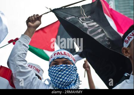 (140711) -- GIACARTA, 11 luglio 2014 (Xinhua) -- Un uomo della solidarietà del popolo indonesiano per la Palestina tiene una bandiera durante un raduno per sostenere e salvare la Palestina a Giacarta, Indonesia, 11 luglio 2014. (Xinhua/VeriSanovri) INDONESIA-GIACARTA-PALESTINA SOLIDARIETÀ-RALLY PUBLICATIONxNOTxINxCHN Giacarta 11 luglio 2014 XINHUA un uomo dalle celebrità indonesiane solidarietà per la Palestina detiene una bandiera durante un raduno per sostenere e salvare la Palestina a Giacarta Indonesia 11 luglio 2014 XINHUA Indonesia Giacarta Palestina solidarietà Rally PUBLICATIONXNOTXINXCHN Foto Stock