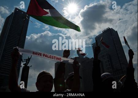 (140711) -- GIACARTA, 11 luglio 2014 (Xinhua) -- messa della solidarietà del popolo indonesiano per la Palestina partecipa a una manifestazione per sostenere e salvare la Palestina a Giacarta, Indonesia, 11 luglio 2014. (Xinhua/VeriSanovri) INDONESIA-GIACARTA-PALESTINA SOLIDARIETÀ-RALLY PUBLICATIONxNOTxINxCHN Giacarta 11 luglio 2014 XINHUA messa delle celebrità indonesiane solidarietà per la Palestina partecipa a un raduno per sostenere e salvare la Palestina a Giacarta Indonesia 11 luglio 2014 XINHUA Indonesia Giacarta Palestina solidarietà Rally PUBLICATIONXNOTXINXCHN Foto Stock