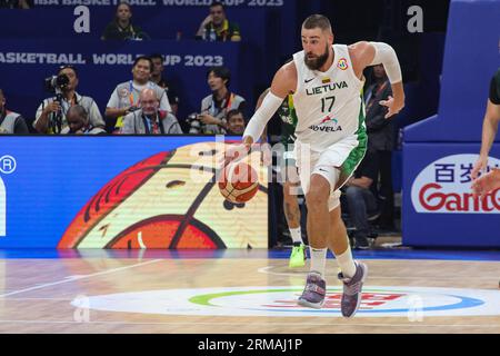 Pasay, Filippine. 27 agosto 2023. Jonas Valanciunas della squadra di pallacanestro lituana visto in azione durante la partita di Coppa del mondo di pallacanestro maschile FIBA 2023 tra Lituania e Messico alla MOA Arena. Punteggio finale; Lituania 96:66 Messico. Credito: SOPA Images Limited/Alamy Live News Foto Stock