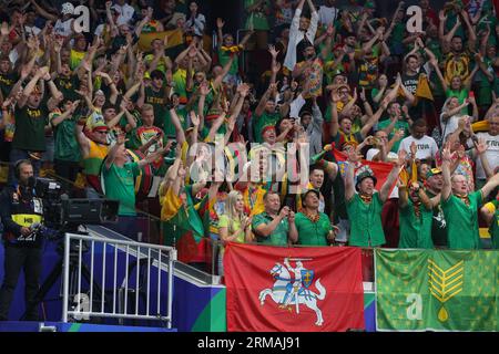 Pasay, Filippine. 27 agosto 2023. I tifosi lituani hanno visto il tifo durante la partita della Coppa del mondo di pallacanestro maschile FIBA 2023 tra Lituania e Messico al MOA Arena. Punteggio finale; Lituania 96:66 Messico. Credito: SOPA Images Limited/Alamy Live News Foto Stock