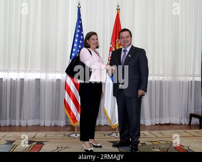 (140713) -- BELGRADO, 13 luglio 2014 (Xinhua) -- Victoria Nuland (L), Vice Segretario di Stato degli Stati Uniti per gli affari europei ed eurasiatici, stringe la mano al ministro degli Esteri serbo Ivica Dacic a Belgrado, serbia, 13 luglio 2014. Victoria Nuland ha dichiarato domenica che gli Stati Uniti sono soddisfatti dei progressi compiuti dalla Serbia in seguito alle elezioni di marzo. (Xinhua/Nemanja Cabric) SERBIA-BELGRADO-US-NULAND-MEETING PUBLICATIONxNOTxINxCHN Belgrado 13 luglio 2014 XINHUA Victoria Nuland l Assistente Segretario di Stato per gli affari europei ed EURASIATICI Shakes Hands with Serbian Foreign Mini Foto Stock