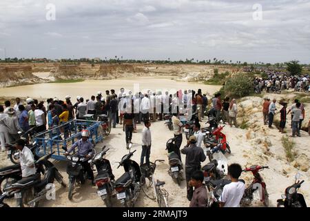 (140714) -- PHNOM PENH, 14 luglio 2014 (Xinhua) -- la gente si riunisce intorno a uno stagno dove un elicottero militare si è schiantato nel distretto di Dangkor, alla periferia di Phnom Penh, Cambogia, 14 luglio 2014. Un elicottero militare cambogiano si è schiantato nella periferia di Phnom Penh, la capitale della Cambogia, lunedì mattina durante una missione di addestramento, uccidendo 5 ufficiali militari e ferendone gravemente uno, hanno detto alti funzionari. (Xinhua/Sovannara) CAMBOGIA-PHNOM PENH-ELICOTTERO MILITARE-CRASH PUBLICATIONxNOTxINxCHN Phnom Penh 14 luglio 2014 le celebrità di XINHUA si riuniscono intorno a uno stagno dove un elicottero militare Crashe Foto Stock