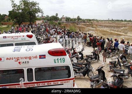 (140714) -- PHNOM PENH, 14 luglio 2014 (Xinhua) -- le persone si riuniscono nel luogo in cui un elicottero militare si è schiantato nel distretto di Dangkor alla periferia di Phnom Penh, Cambogia, 14 luglio 2014. Un elicottero militare cambogiano si è schiantato nella periferia di Phnom Penh, la capitale della Cambogia, lunedì mattina durante una missione di addestramento, uccidendo 5 ufficiali militari e ferendone gravemente uno, hanno detto alti funzionari. (Xinhua/Sovannara) CAMBOGIA-PHNOM PENH-ELICOTTERO MILITARE-SCHIANTO PUBLICATIONxNOTxINxCHN Phnom Penh 14 luglio 2014 le celebrità di XINHUA si riuniscono PRESSO il sito in cui si è schiantato un elicottero militare Foto Stock