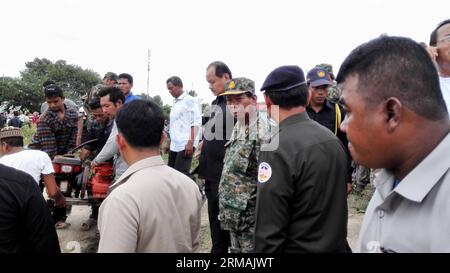 (140714) -- PHNOM PENH, 14 luglio 2014 (Xinhua) -- il Vice primo Ministro cambogiano e il Ministro della difesa Tea Banh (C) è visto sul sito di un elicottero militare schiantato nel distretto di Dangkor, alla periferia di Phnom Penh, Cambogia, 14 luglio 2014. Un elicottero militare cambogiano si è schiantato nella periferia della capitale della Cambogia lunedì mattina, uccidendo 5 militari e ferendone gravemente uno, ha confermato una polizia di alto livello. (Xinhua/li Hong) CAMBOGIA-PHNOM PENH-ELICOTTERO MILITARE-CRASH PUBLICATIONxNOTxINxCHN Phnom Penh 14 luglio 2014 XINHUA Cambodian Vice primi Ministri e Ministe della difesa Foto Stock