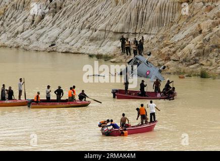 (140714) -- PHNOM PENH, 14 luglio 2014 (Xinhua) -- i soccorritori recuperano il relitto di un elicottero militare schiantato in una cava piena d'acqua nel distretto di Dangkor a Phnom Penh, Cambogia, 14 luglio 2014. Un elicottero militare cambogiano si è schiantato nella periferia di Phnom Penh lunedì mattina, uccidendo cinque militari e ferendosi gravemente, ha confermato una polizia di alto livello. (Xinhua/Sovannara) CAMBOGIA-PHNOM PENH-ELICOTTERO MILITARE-SCHIANTO PUBLICATIONxNOTxINxCHN Phnom Penh 14 luglio 2014 XINHUA recupera il relitto di un elicottero militare schiantato in una cava riempita d'acqua nel distretto di Dangkor in Foto Stock